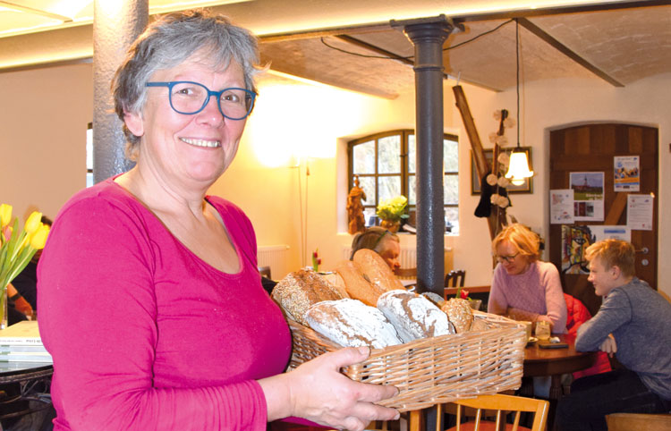 Edith Neidlinger in ihrem Café und Bioladen in Biberbach