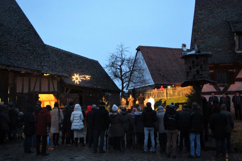 Heißen Glühwein, kunstvolle Geschenkideen und mehr gibt es beim MuseumsWeihnachtsMarkt im Alten Bauhof!