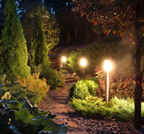 Beleuleuchteter Garten, Sommerabend, Lichterzauber